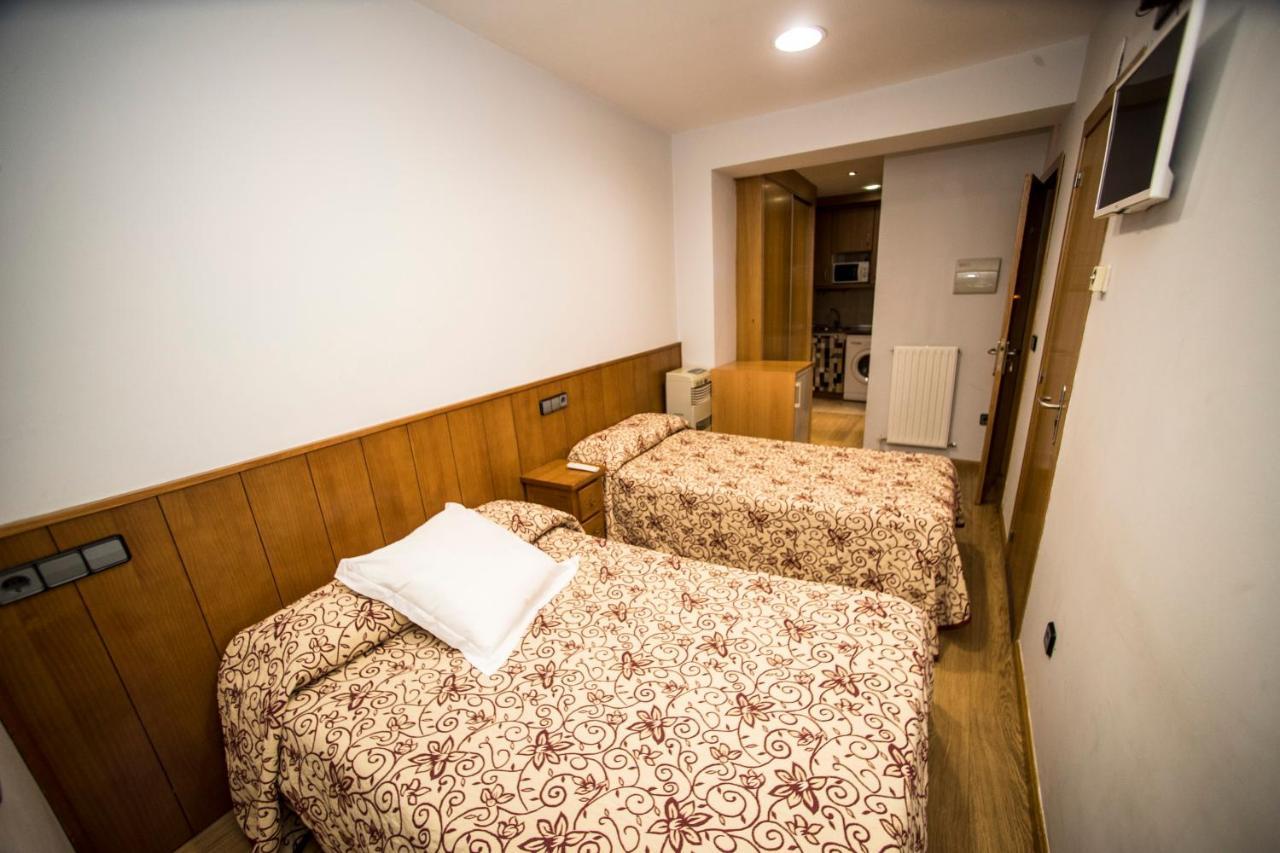 Hostal Caballeros Soria Exteriör bild