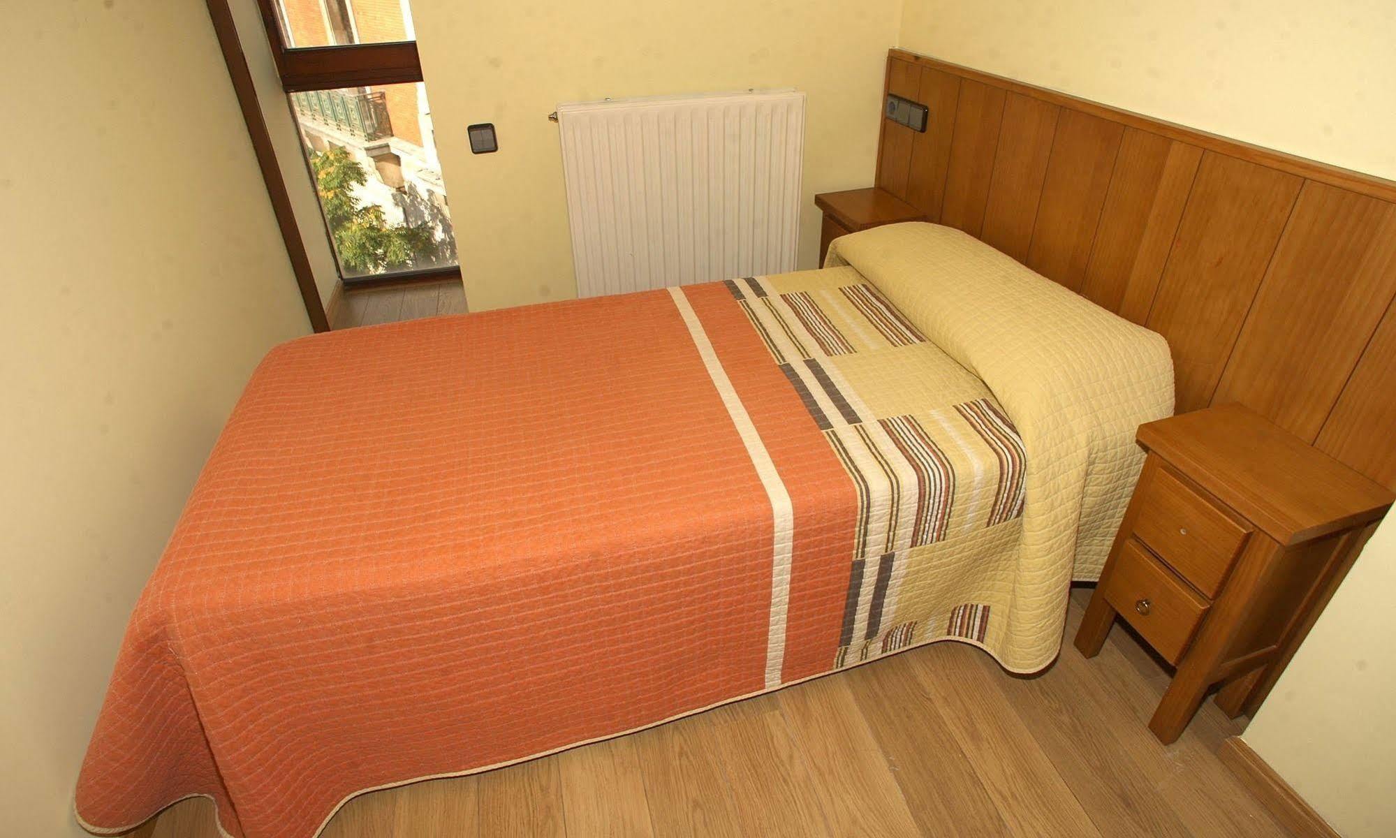 Hostal Caballeros Soria Exteriör bild