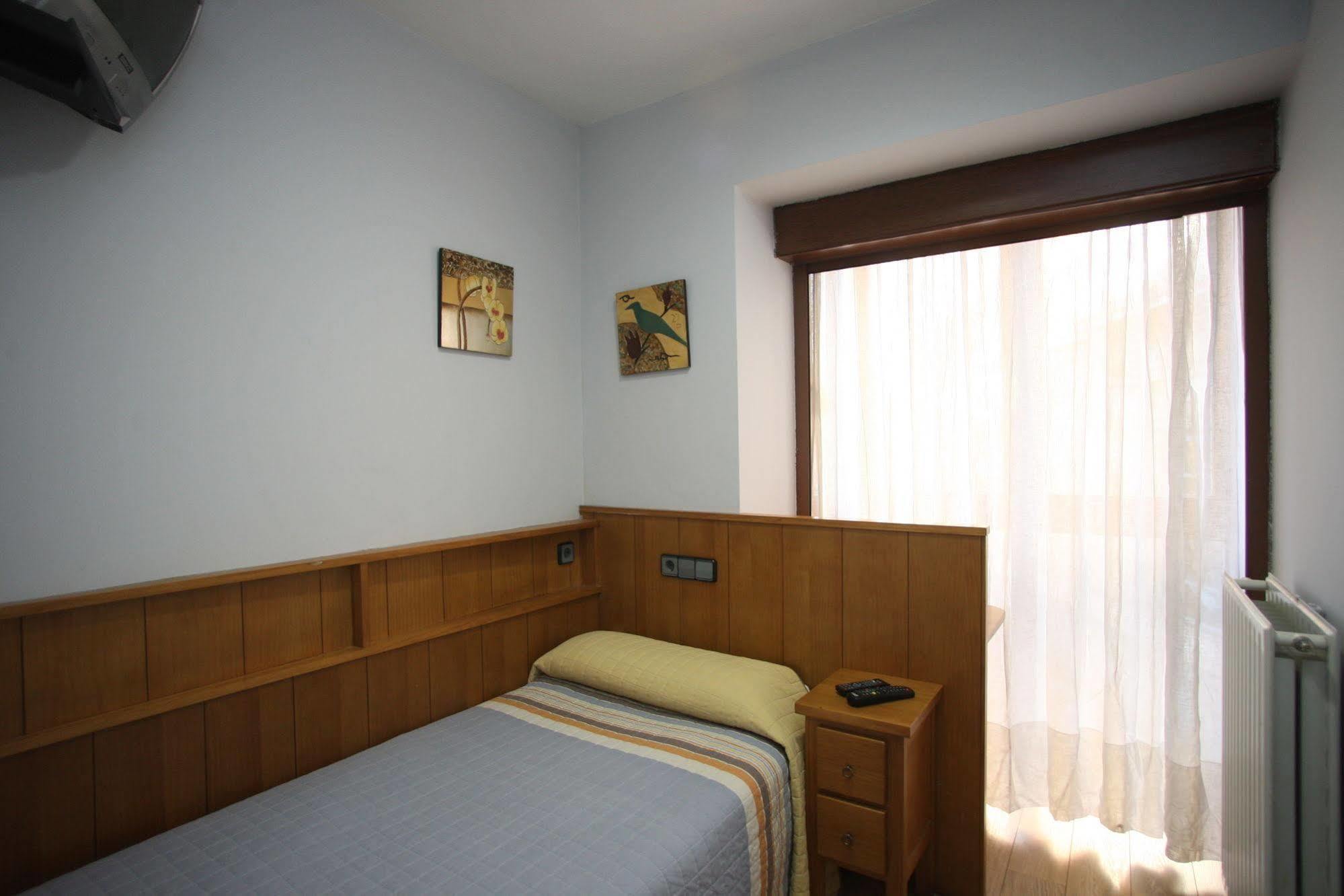 Hostal Caballeros Soria Exteriör bild