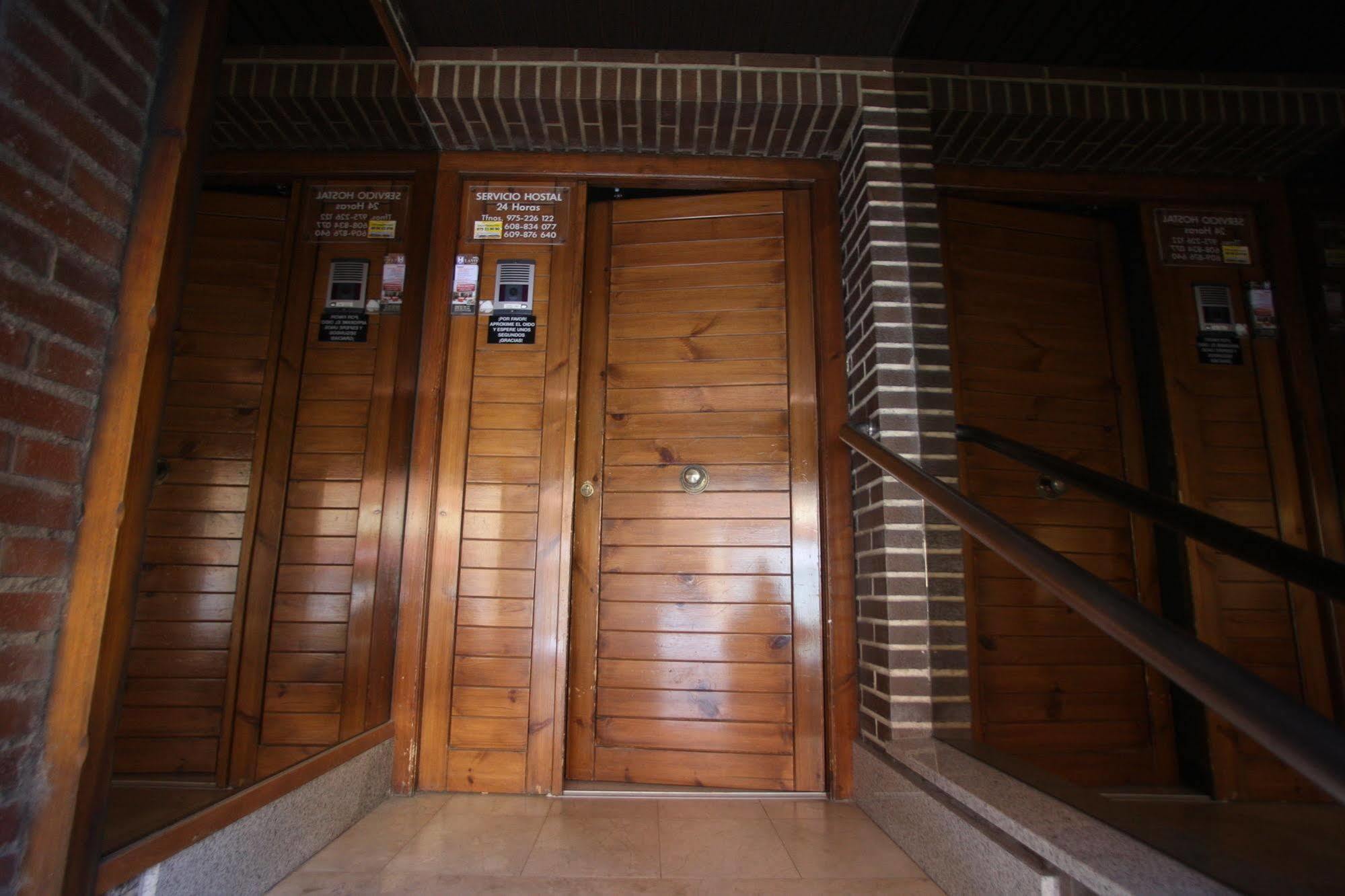 Hostal Caballeros Soria Exteriör bild